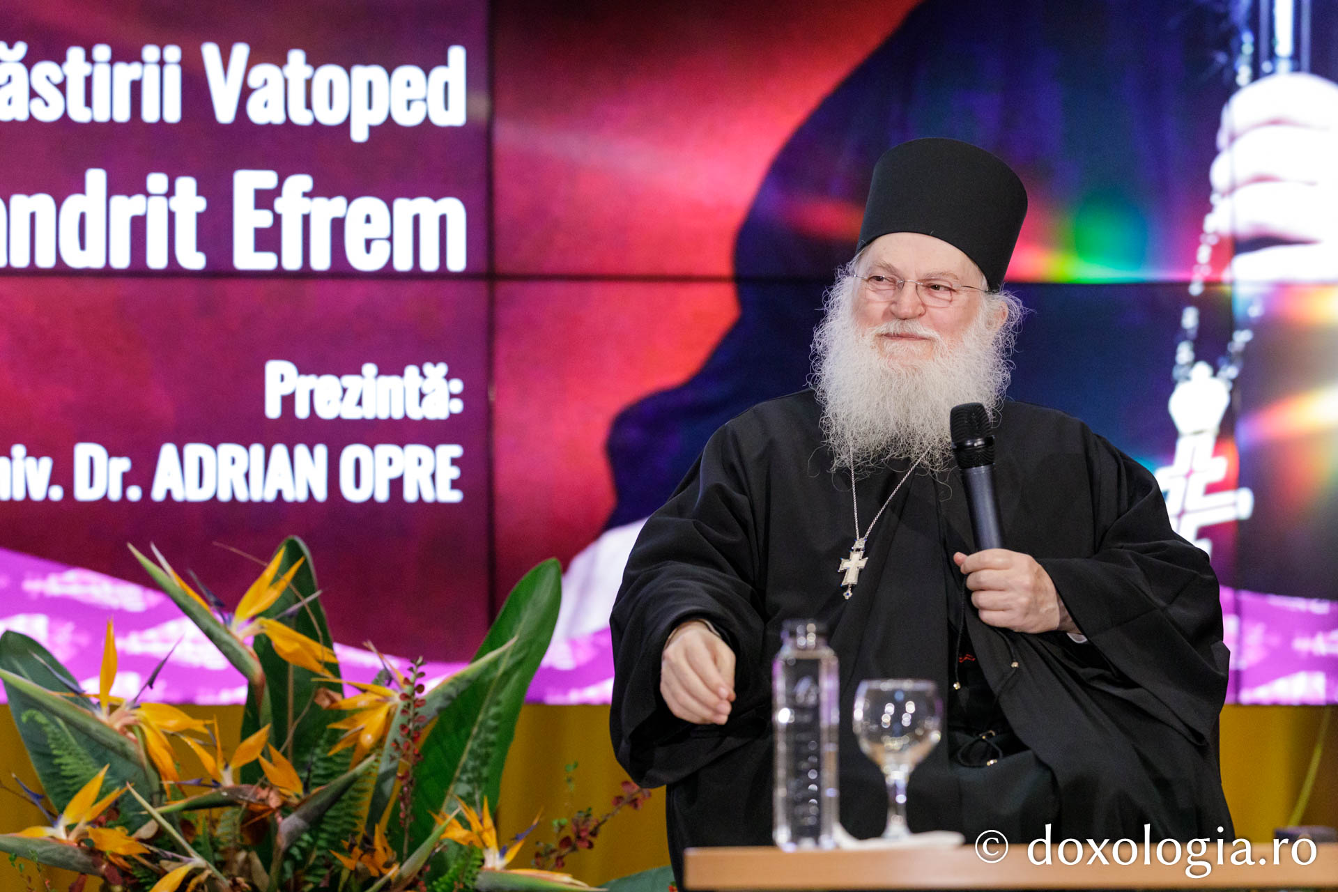 Părintele Efrem Vatopedinul a vorbit despre suflet și terapie la Iași, în cadrul Festivalului „Quo Vadis”