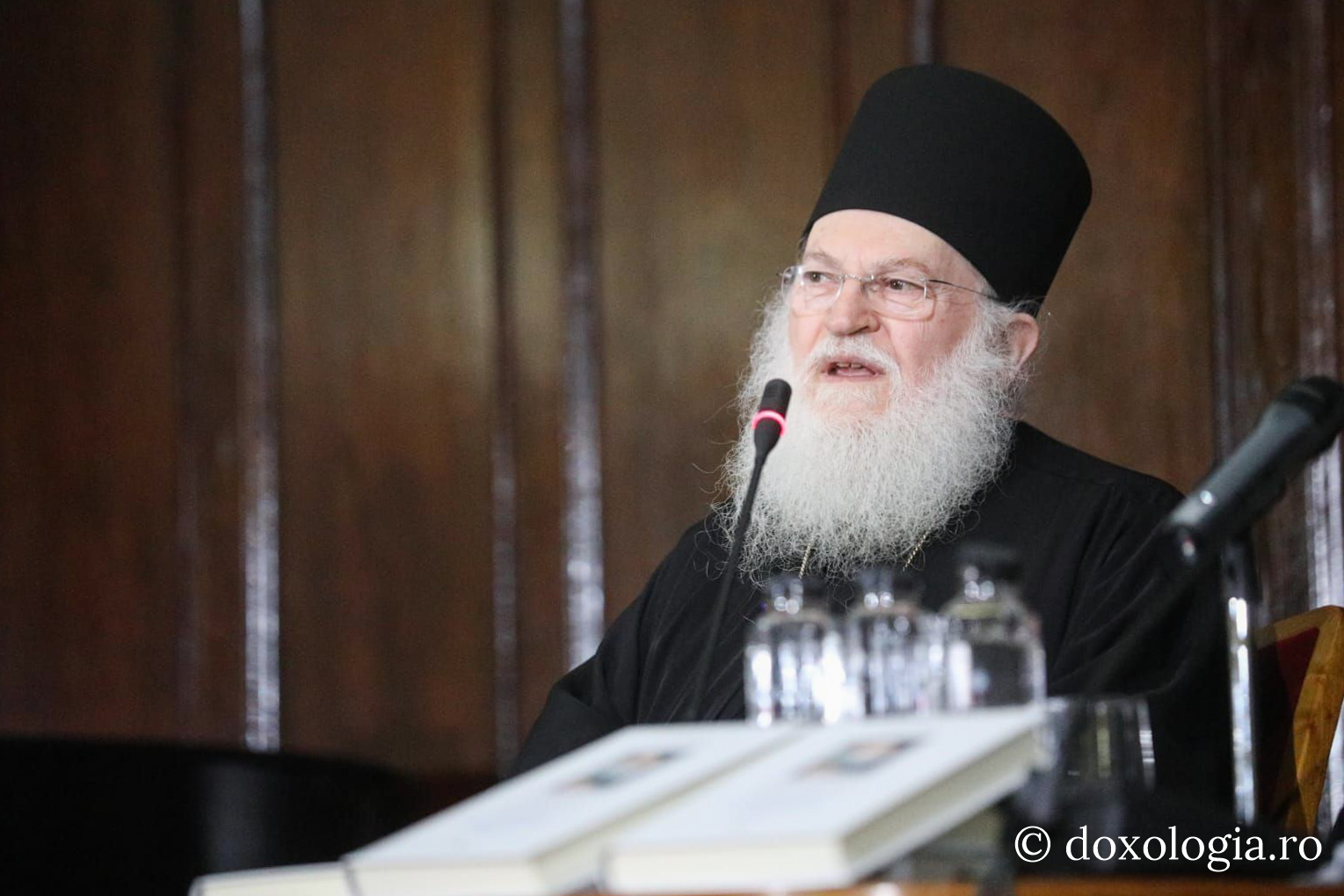 Părintele Efrem Vatopedinul a conferențiat la Iași, în cadrul Festivalului „Quo Vadis”