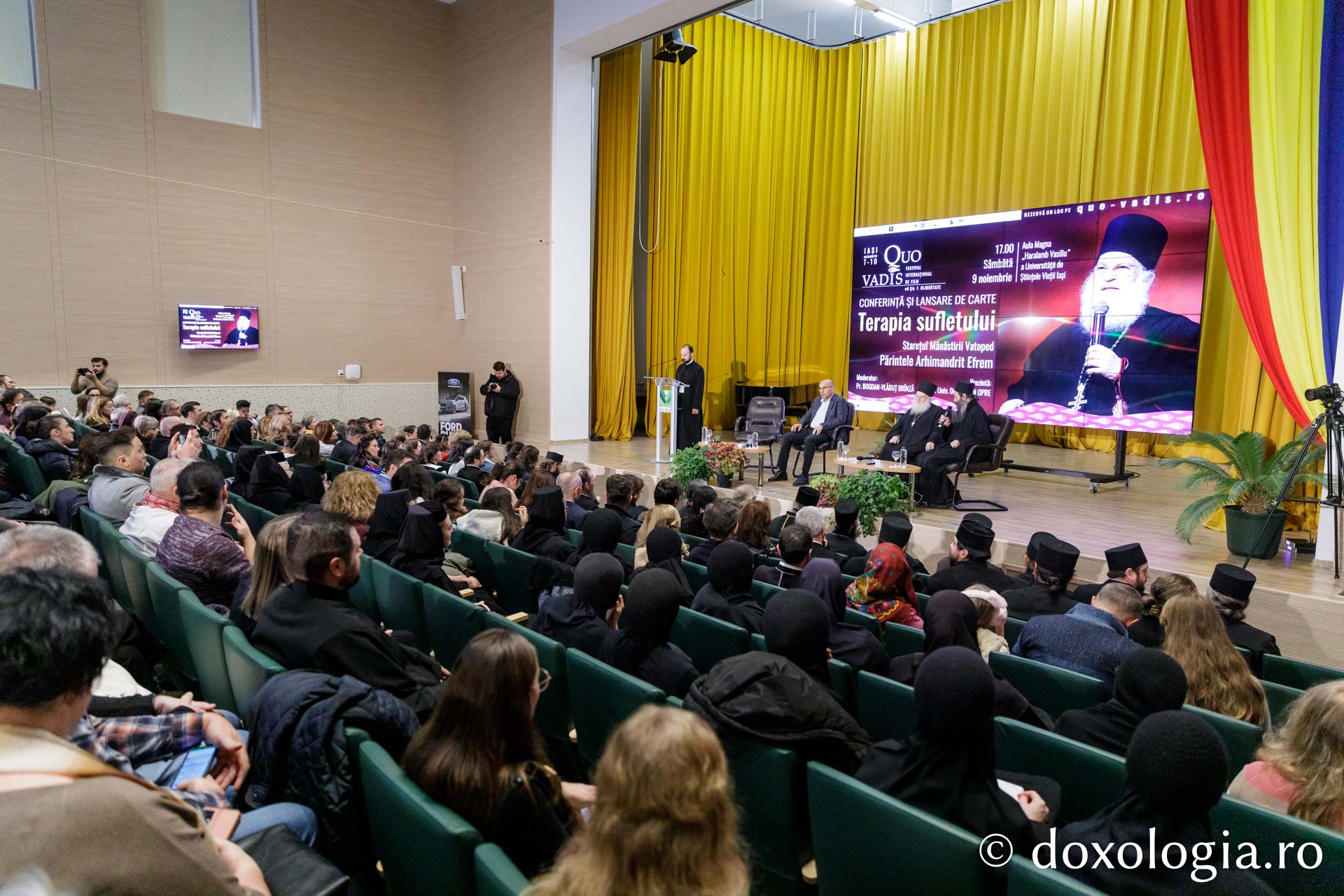 Părintele Efrem Vatopedinul a vorbit despre suflet și terapie la Iași, în cadrul Festivalului „Quo Vadis”