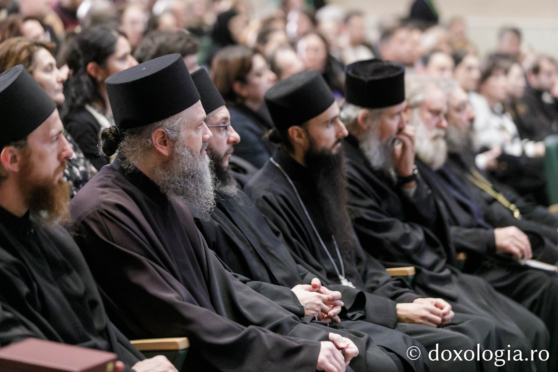 Părintele Efrem Vatopedinul a vorbit despre suflet și terapie la Iași, în cadrul Festivalului „Quo Vadis”