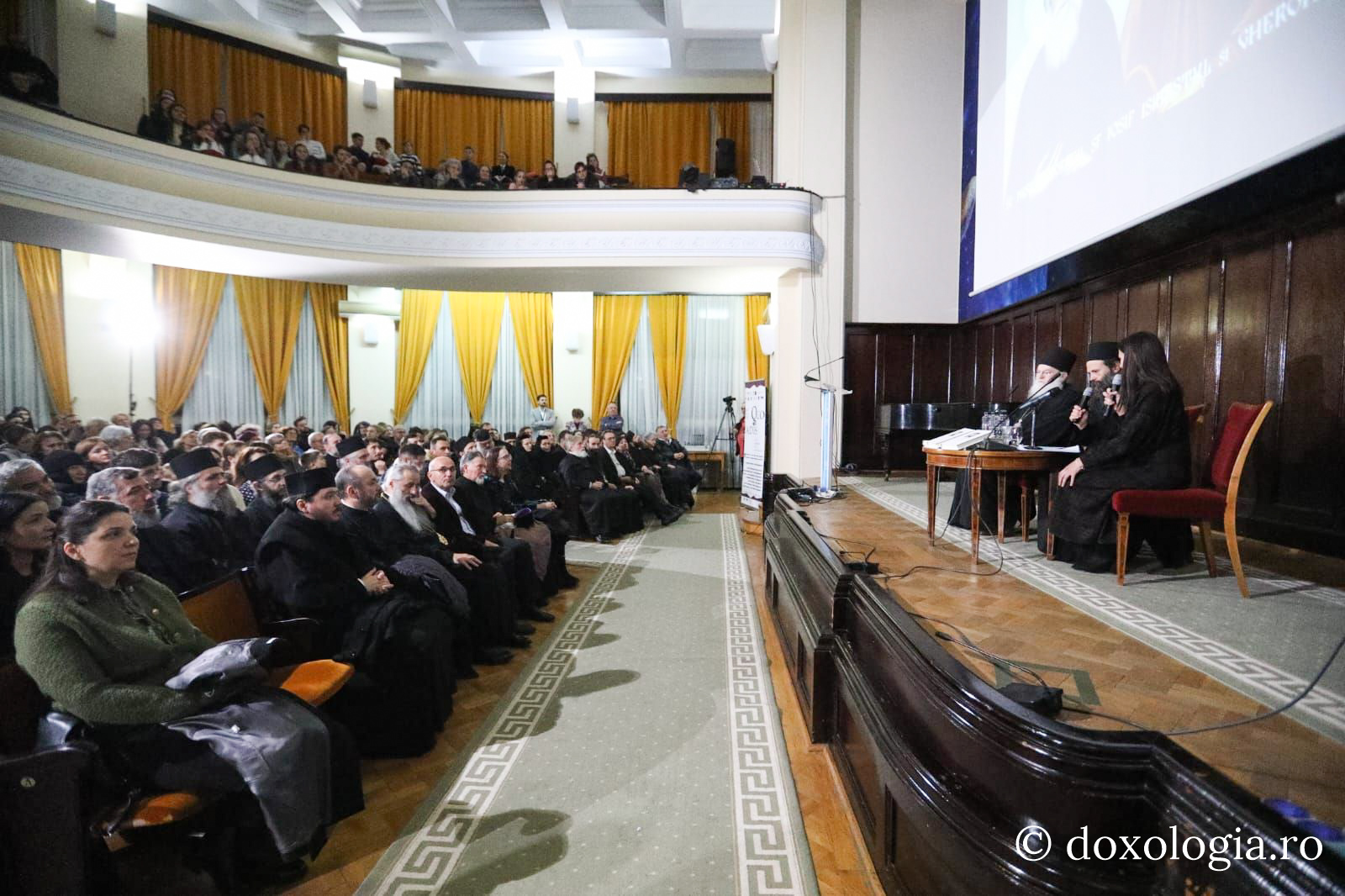 Părintele Efrem Vatopedinul a conferențiat la Iași, în cadrul Festivalului „Quo Vadis”