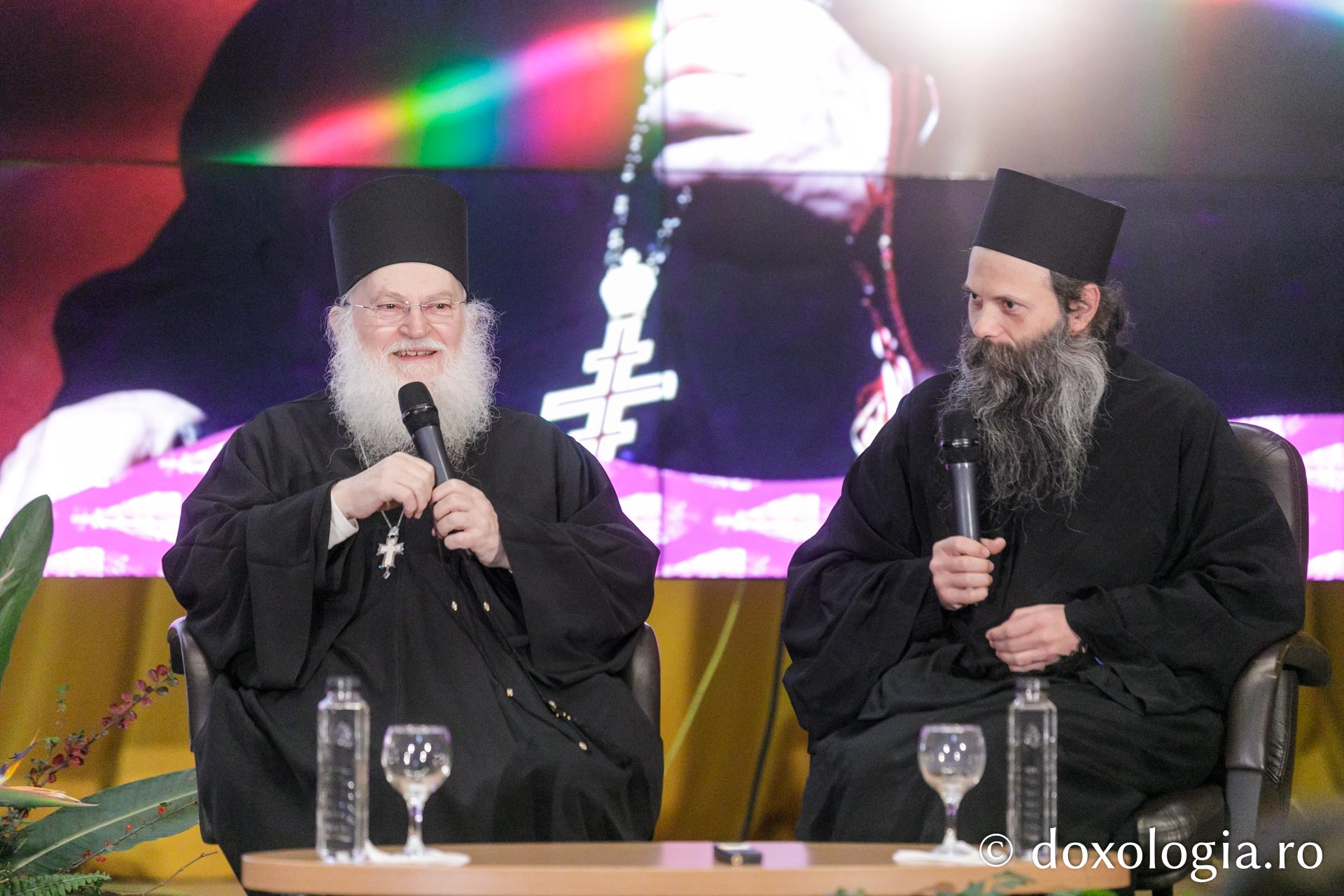 Părintele Efrem Vatopedinul a vorbit despre suflet și terapie la Iași, în cadrul Festivalului „Quo Vadis”