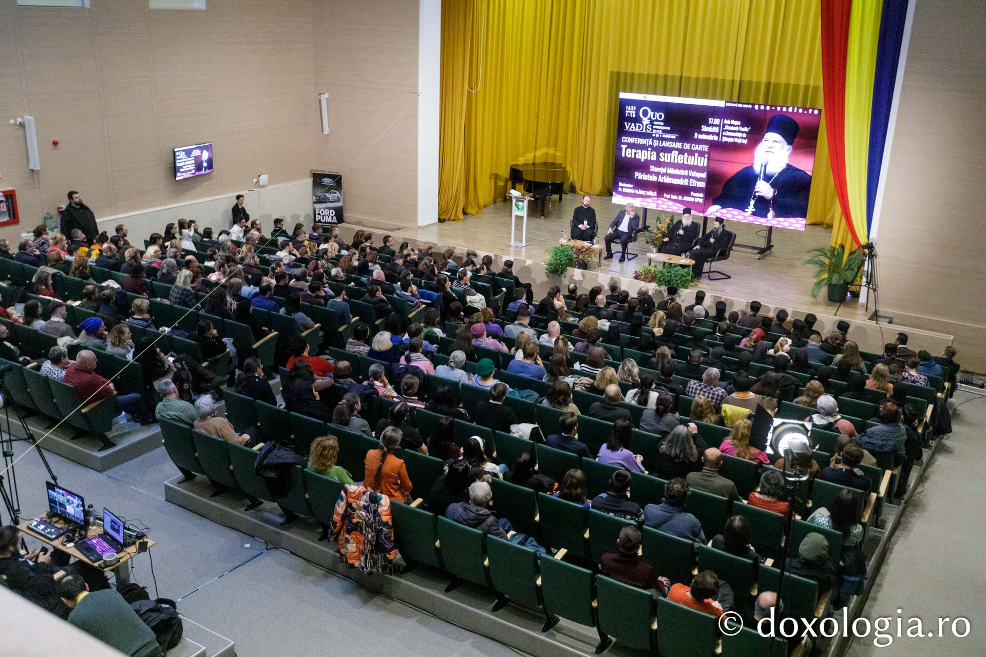 Părintele Efrem Vatopedinul a vorbit despre suflet și terapie la Iași, în cadrul Festivalului „Quo Vadis”