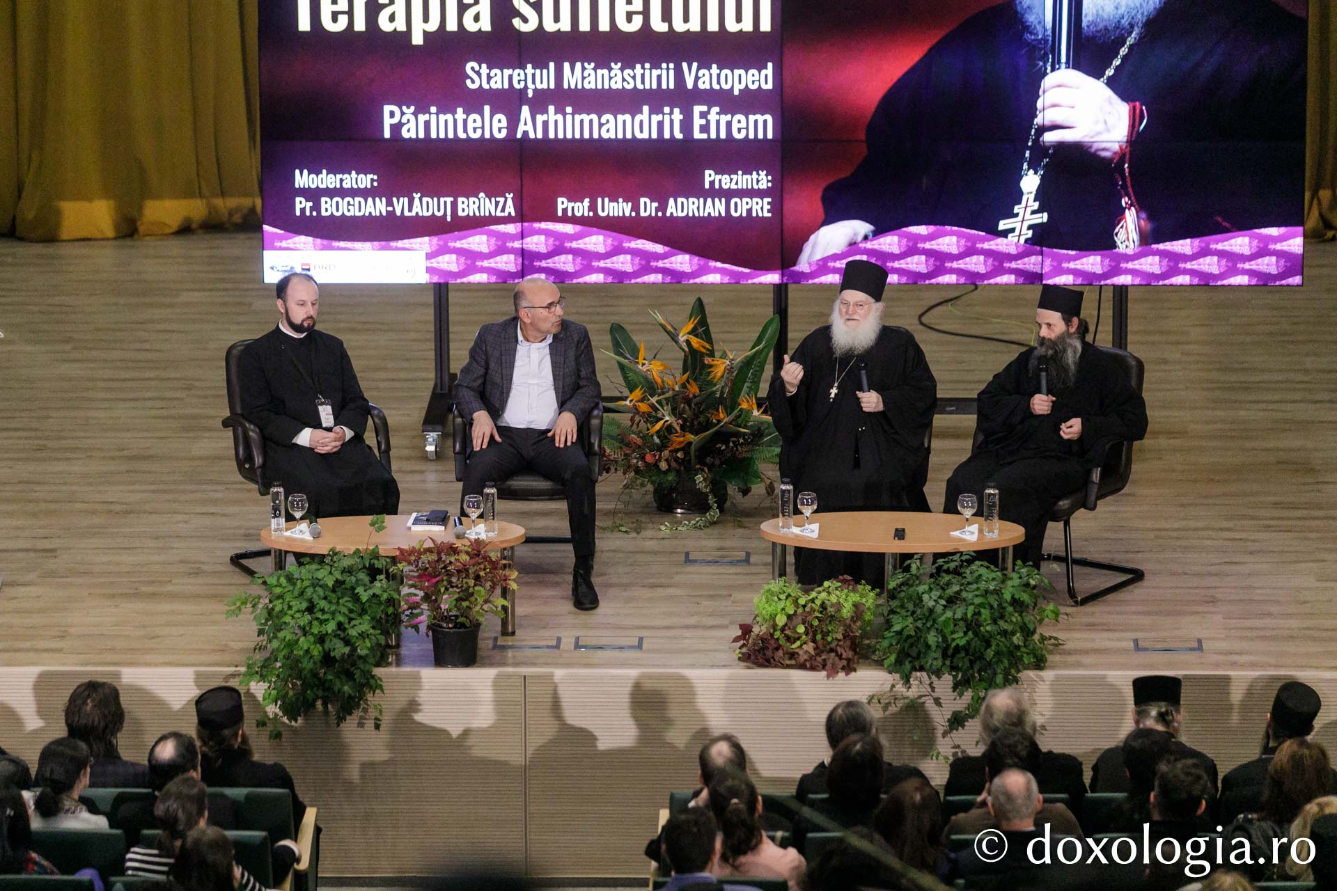 Părintele Efrem Vatopedinul a vorbit despre suflet și terapie la Iași, în cadrul Festivalului „Quo Vadis”