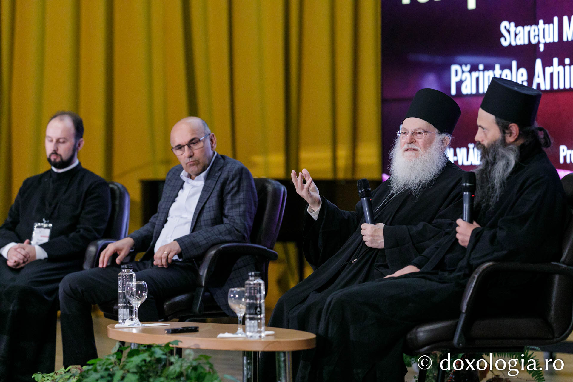 Părintele Efrem Vatopedinul a vorbit despre suflet și terapie la Iași, în cadrul Festivalului „Quo Vadis”