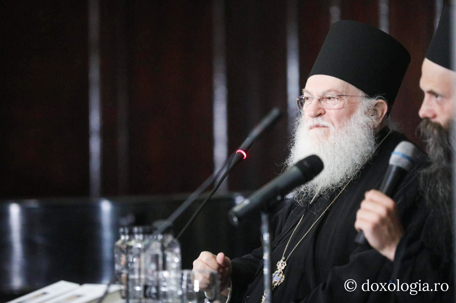 Părintele Efrem Vatopedinul a conferențiat la Iași, în cadrul Festivalului „Quo Vadis”