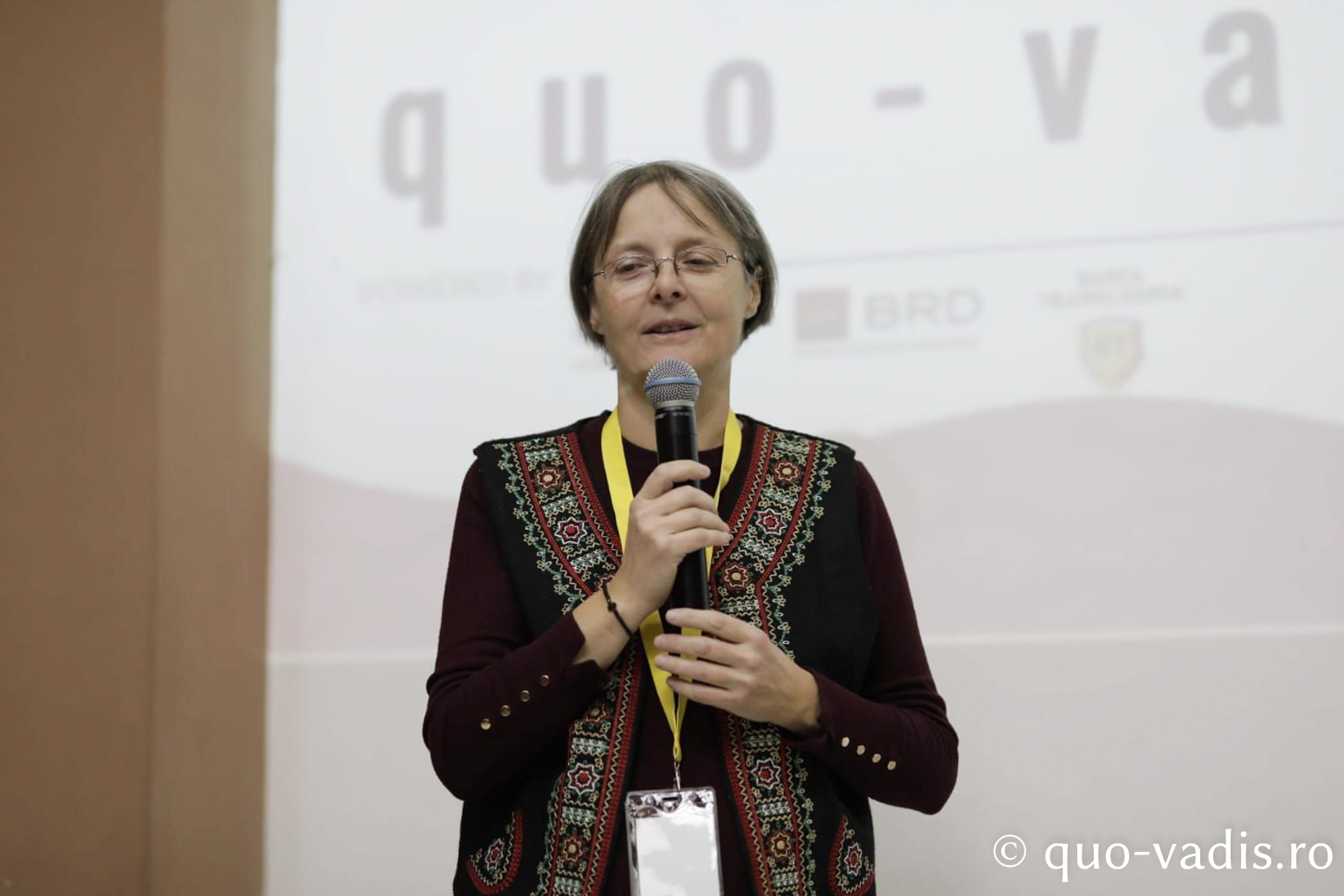 Proiecția filmului documentar Cămașa de duminică (România), în prezența regizoarei Cristina Chirvasie