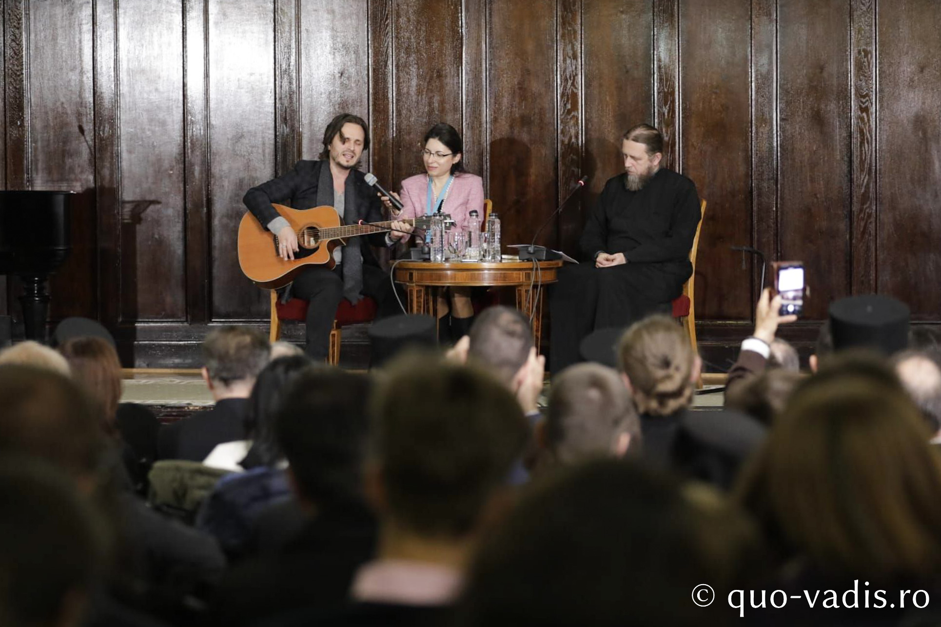 Jonathan Jackson în dialog cu Părintele Răzvan Ionescu: O întâlnire de suflet la Festivalul „Quo Vadis” de la Iași