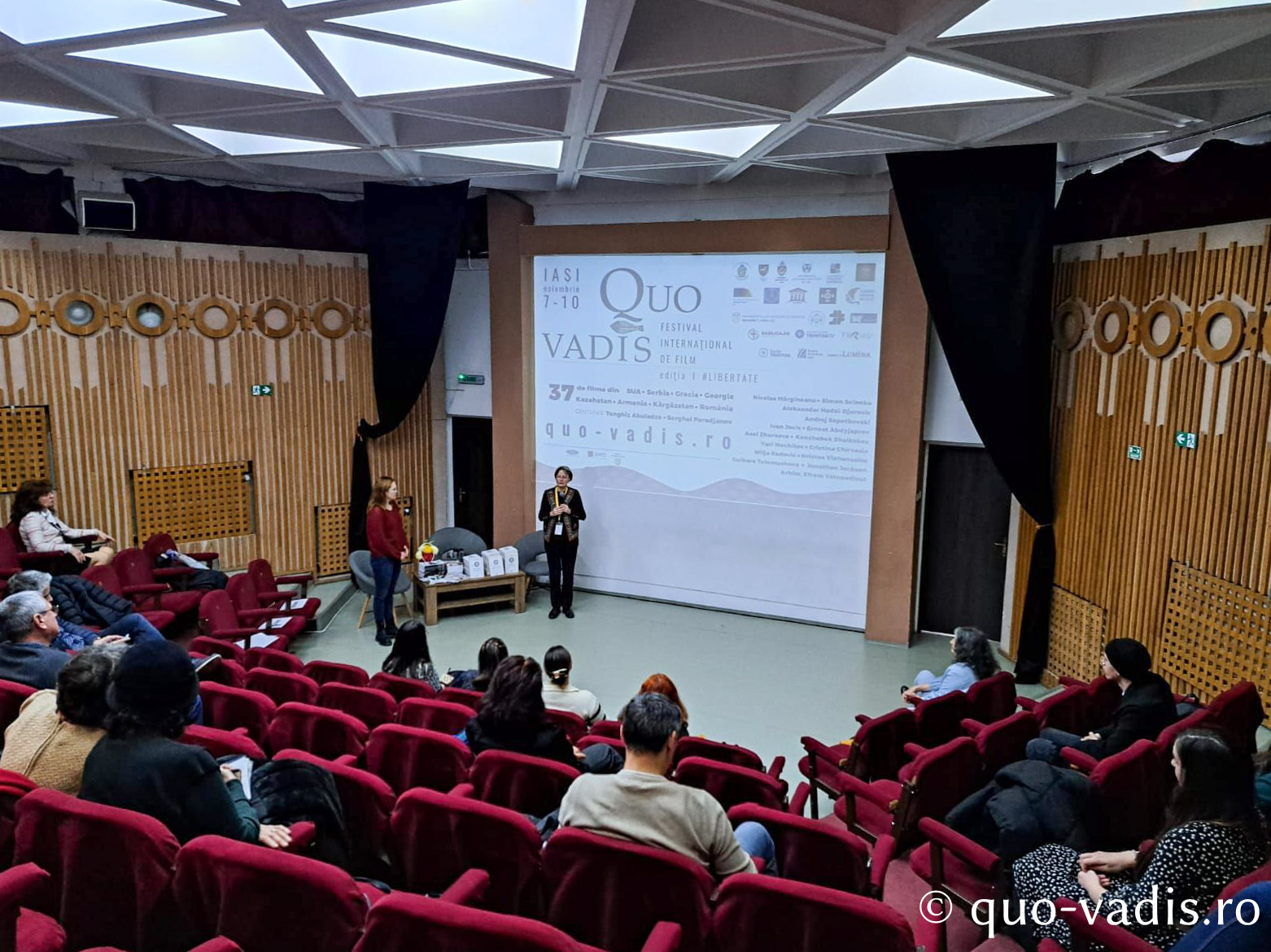 Proiecția filmului documentar Omul care umblă cu scara (România), în prezența regizoarei Cristina Chirvasie