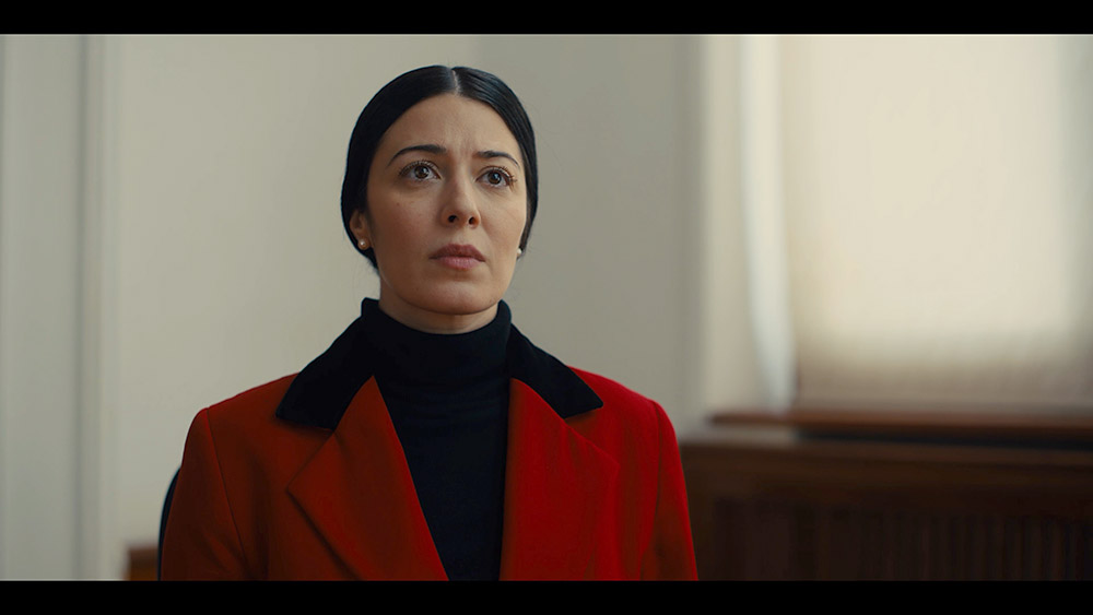 Elizabeth Tabish interpretându-o pe Violetta Petrosyan