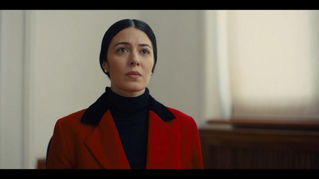Elizabeth Tabish interpretându-o pe Violetta Petrosyan