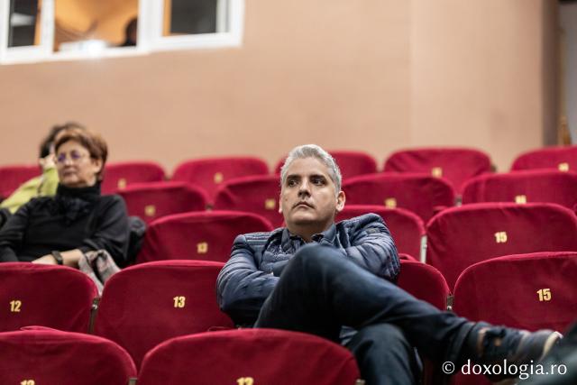 Proiecția filmului documentar Doar iubirea ne mai poate salva (Serbia), în prezența regizorului Hadži-Aleksandar Đurović (Casa de cultură Mihai Ursachi din Copou – Sala Diotima)
