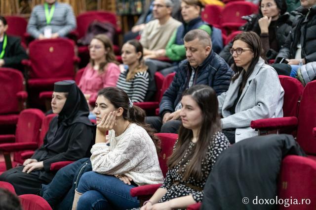 Proiecția filmului documentar Doar iubirea ne mai poate salva (Serbia), în prezența regizorului Hadži-Aleksandar Đurović (Casa de cultură Mihai Ursachi din Copou – Sala Diotima)