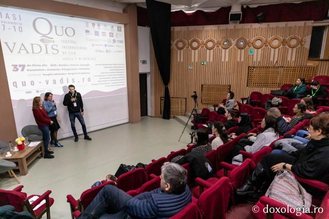 Proiecția filmului documentar Doar iubirea ne mai poate salva (Serbia), în prezența regizorului Hadži-Aleksandar Đurović (Casa de cultură Mihai Ursachi din Copou – Sala Diotima)