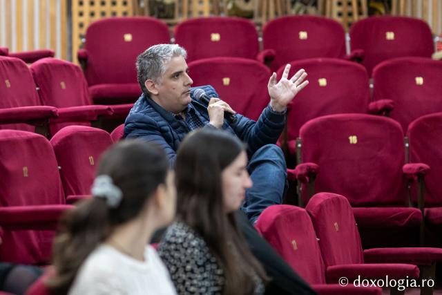 Proiecția filmului documentar Doar iubirea ne mai poate salva (Serbia), în prezența regizorului Hadži-Aleksandar Đurović (Casa de cultură Mihai Ursachi din Copou – Sala Diotima)