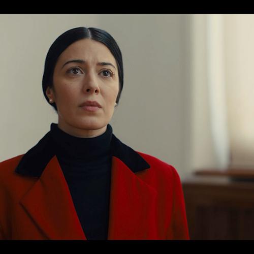 Elizabeth Tabish interpretându-o pe Violetta Petrosyan