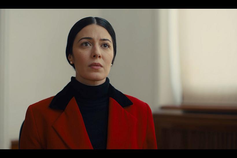 Elizabeth Tabish interpretându-o pe Violetta Petrosyan